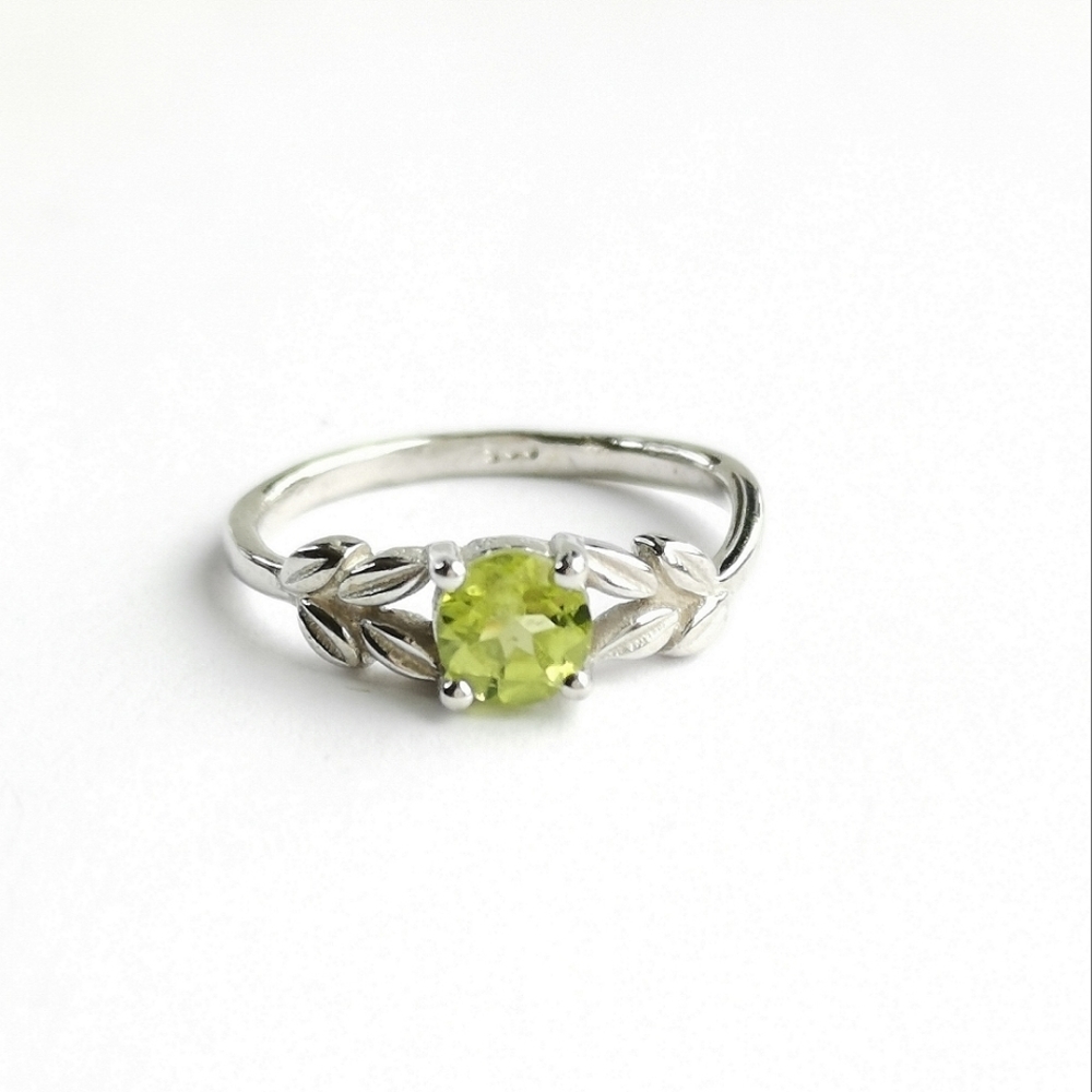 Peridot leaves ring in Sterling Silver Size 6 🆕